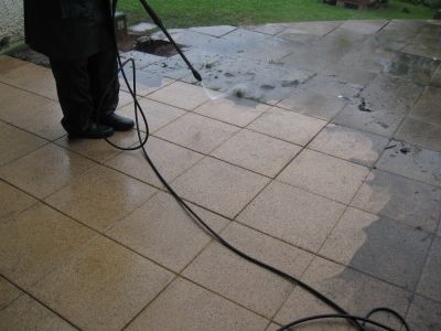 Die Terrassenplatten haben es nötig mit dem Hochdruckreiniger gewaschen zu werden