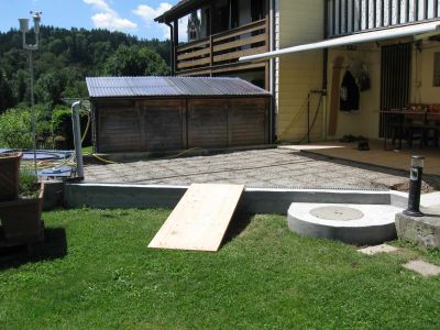 Als erstes wurden die Terrassenplatten entfernt