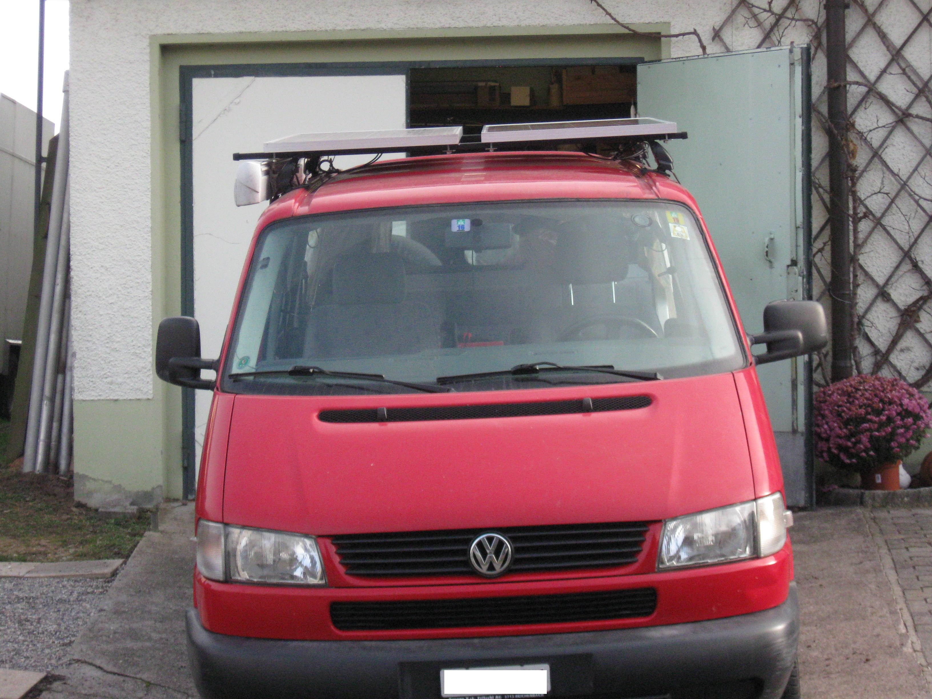 Das zweite Solarpanel auf der linken Seite des VW-Buses am 14.12.2016 montiert