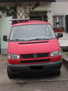 Solarpanel auf rechter Seite des VW-Buses montiert, falls noch ein zweites kommt
