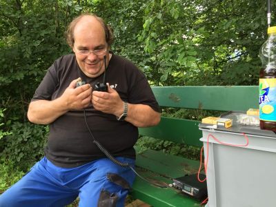 Gleich zwei Mikrofon am Mund