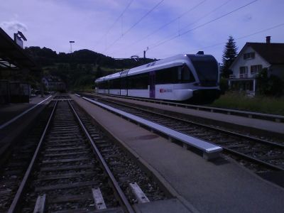 Die S41 wie Sie vom Embracher Bahnhof losfährt Richtung Bülach