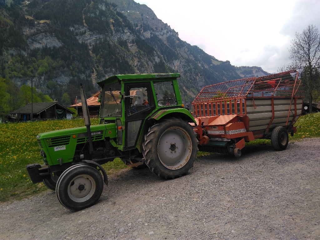 Deutz Traktor mit Ladewagen bereit für die Abfahrt am Montag 27.04.2020
