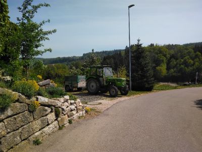 Deutz mit Autoanhänger bei ehemaligen Nachbarn auf dem Parkplatz am 20.04.2020