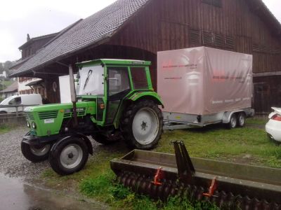 Deutz mit dem Hebebühnen-Anhänger