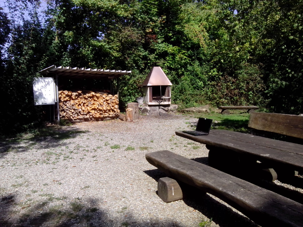 Grillplatz Spornegg bei Baldingen mit meinem Test-Laptop auf dem 'Haupttisch'