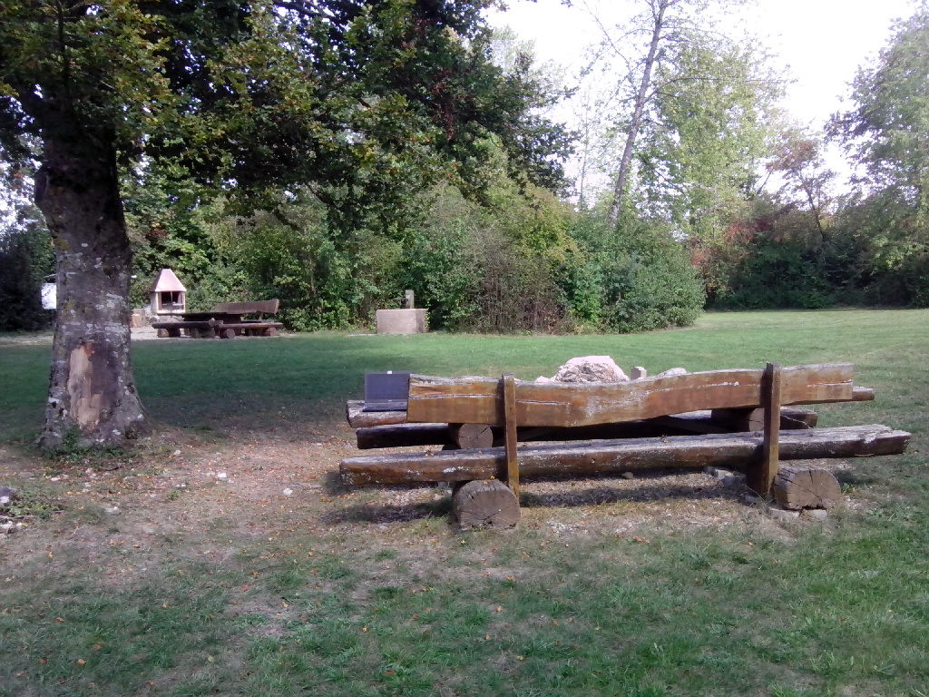 Grillplatz Spornegg bei Baldingen mit meinem Test-Laptop auf dem 'Nebentisch'