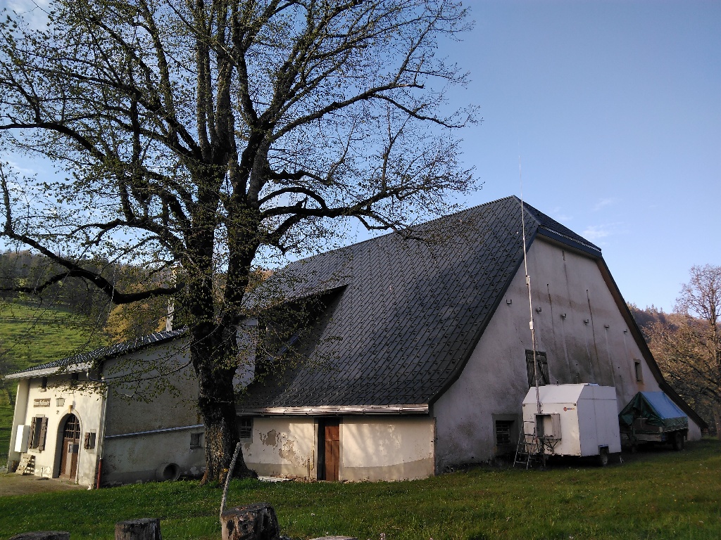 Funkanhänger hinter dem Haus