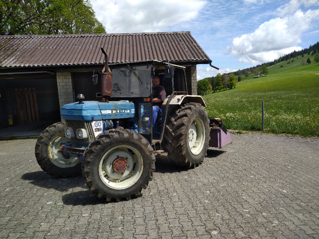 Aschi auf dem 'neuen' Graffenrieder-Traktor Ford 4110 Spezial