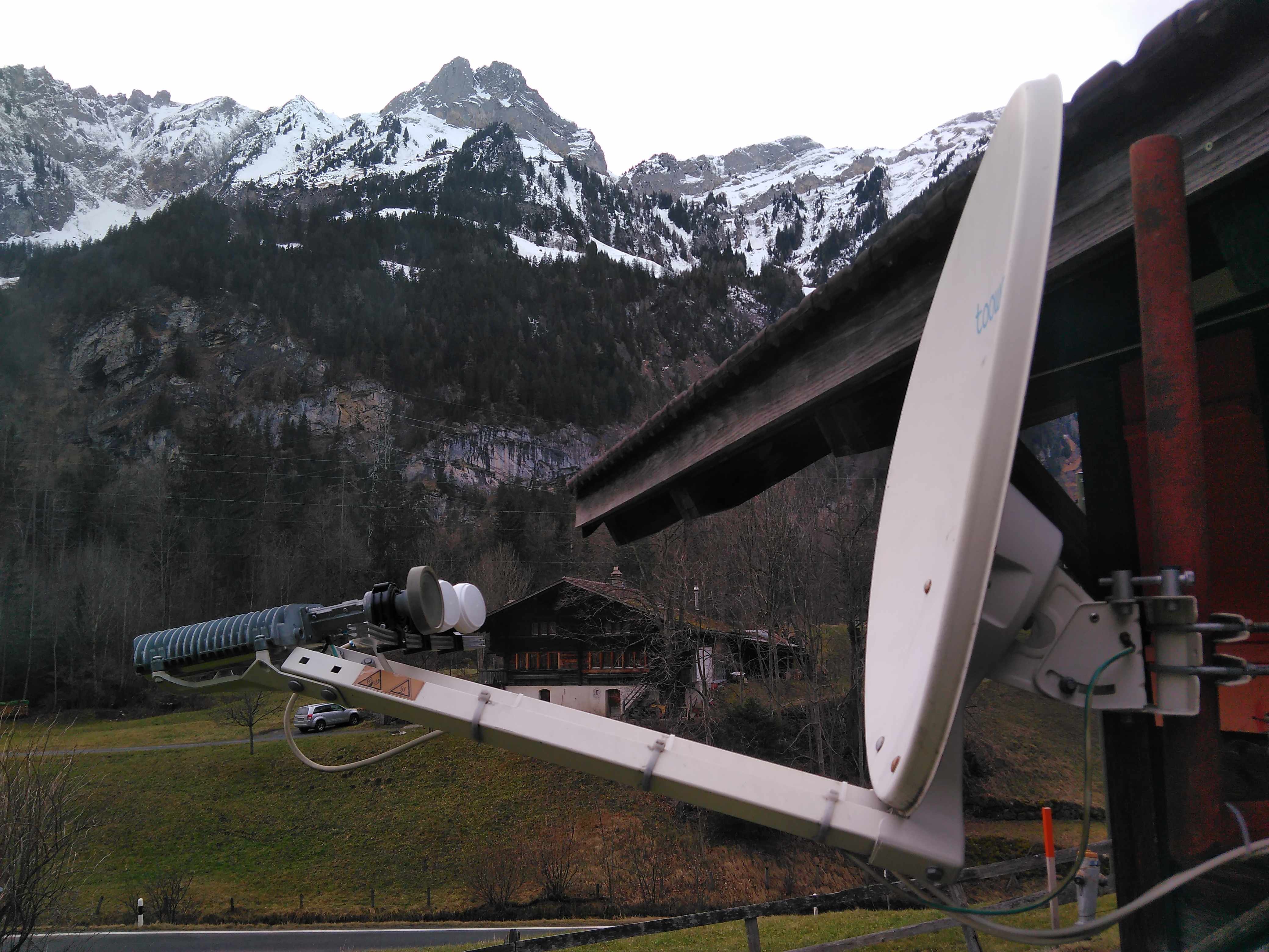 Satelliten-Internet-Anlage am 'Häxehüsli' mit Multifeedhalter für Hotbird und Astra vom 16.12.2019