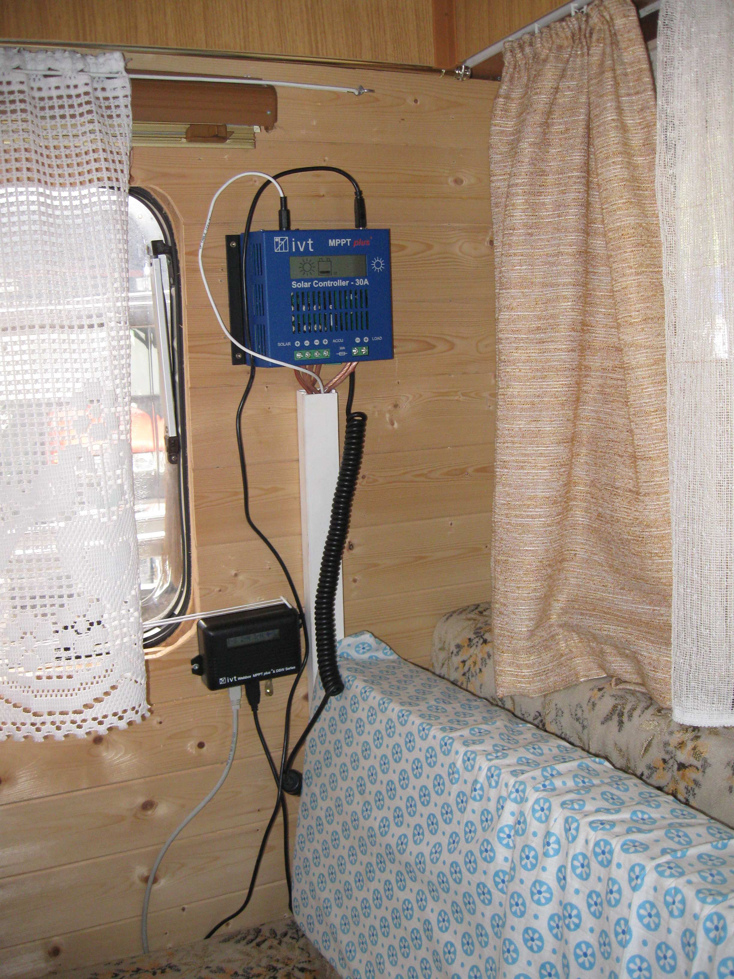 Der IVT MPPT-Plus Solar Controller 30A, und die Webbox an ihrem Platz im Wohnwagen