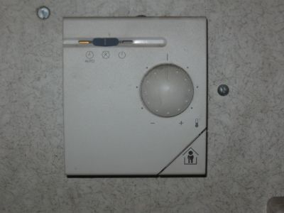 Original Siemens Raumthermostat montiert am Sicherungstableau im ersten Stock im Treppenhaus
