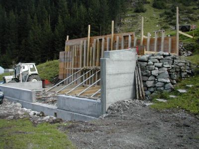 Schalung für die Lawinenschutzmauer