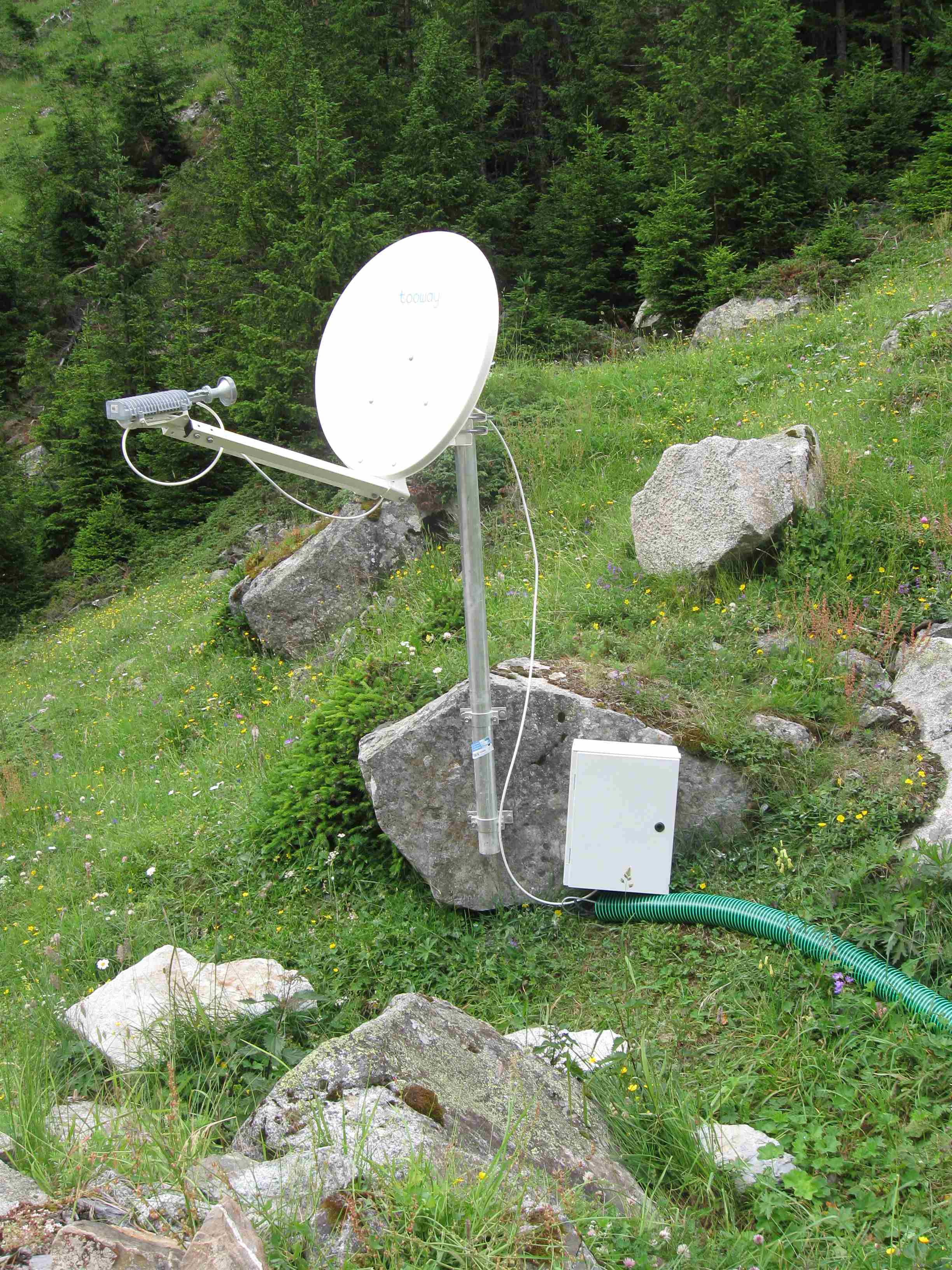 Satellitenschüssel für Internet mit Stromkasten