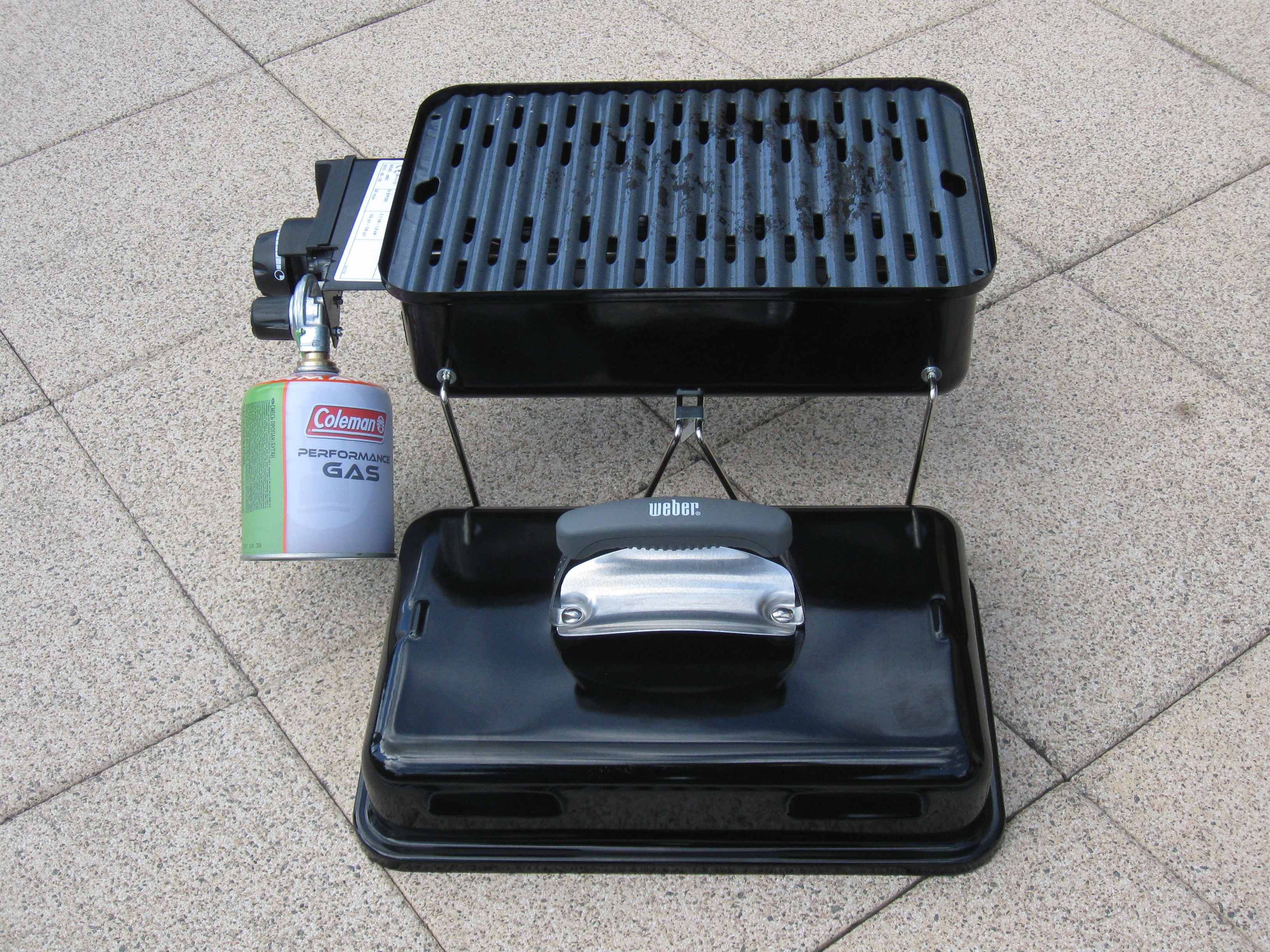 Geöffneter Weber-Gas-Grill für unterwegs