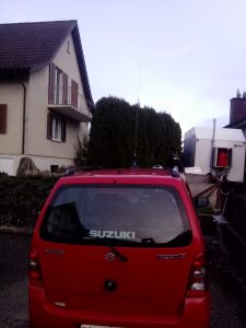 Magnetsockel mit CB-Antenne auf das Autodach