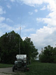 Die Antenne wiegt im Wind am 04.05.2018 auf der Spornegg bei Baldingen