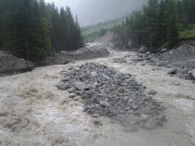 Kander bei der Alpstegbrücke sollte eigentlich rechts an der Insel vorbei !