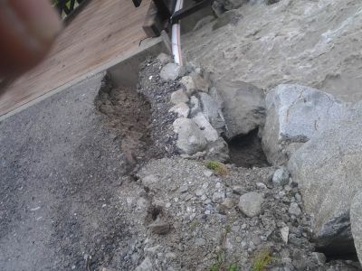 Auch die Auffahrt zur Alpstegbrücke wurde leicht unterspült