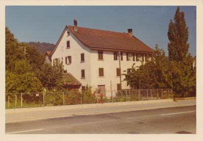 An der damaligen Dorfstrasse 55 in Embrach, einem Bauernbetrieb, bin ich die ersten Jahre Lebensjahre aufgewachsen