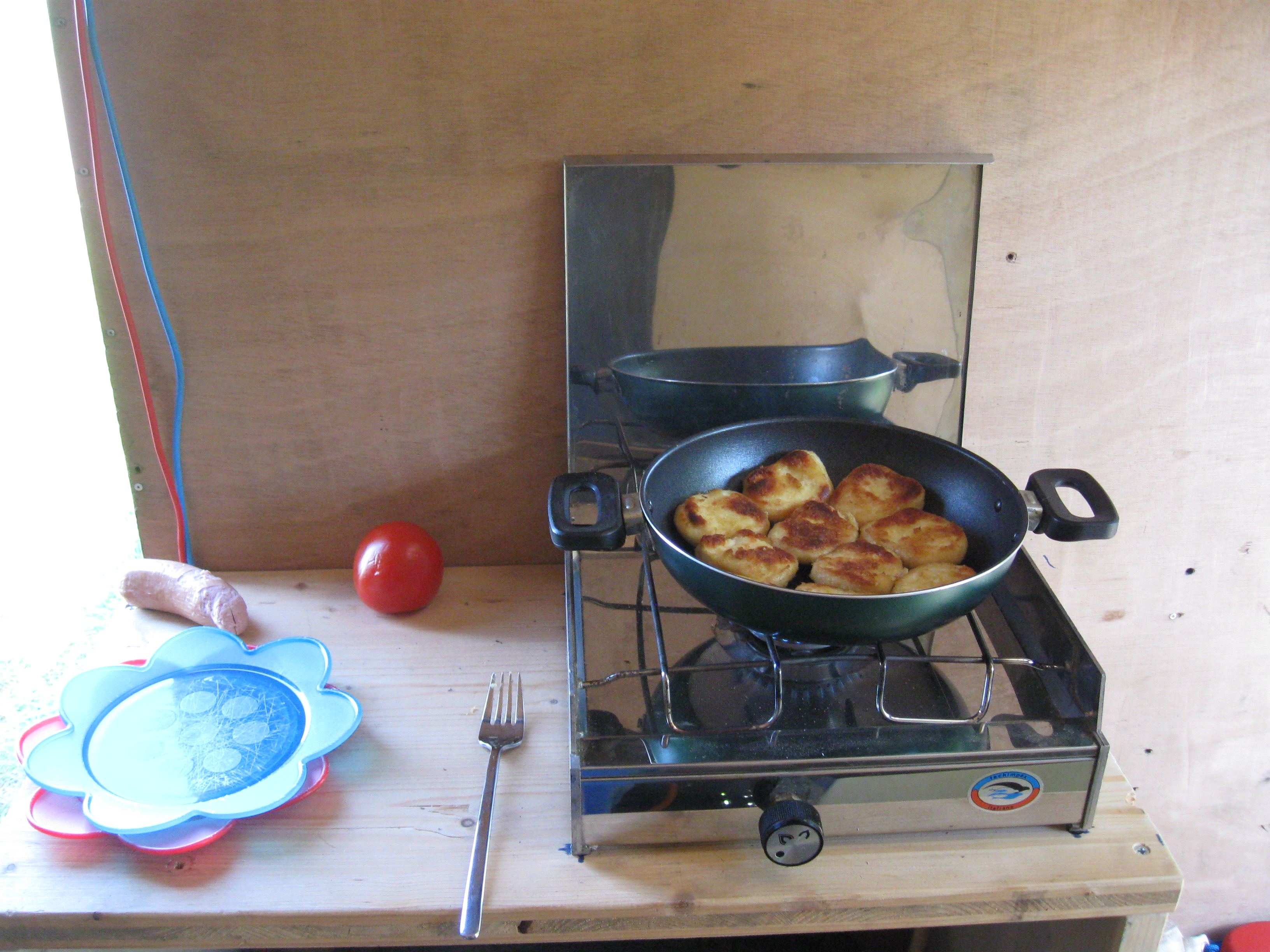 Chicken-Nuggets braten auf dem Herd des Funkanhängers