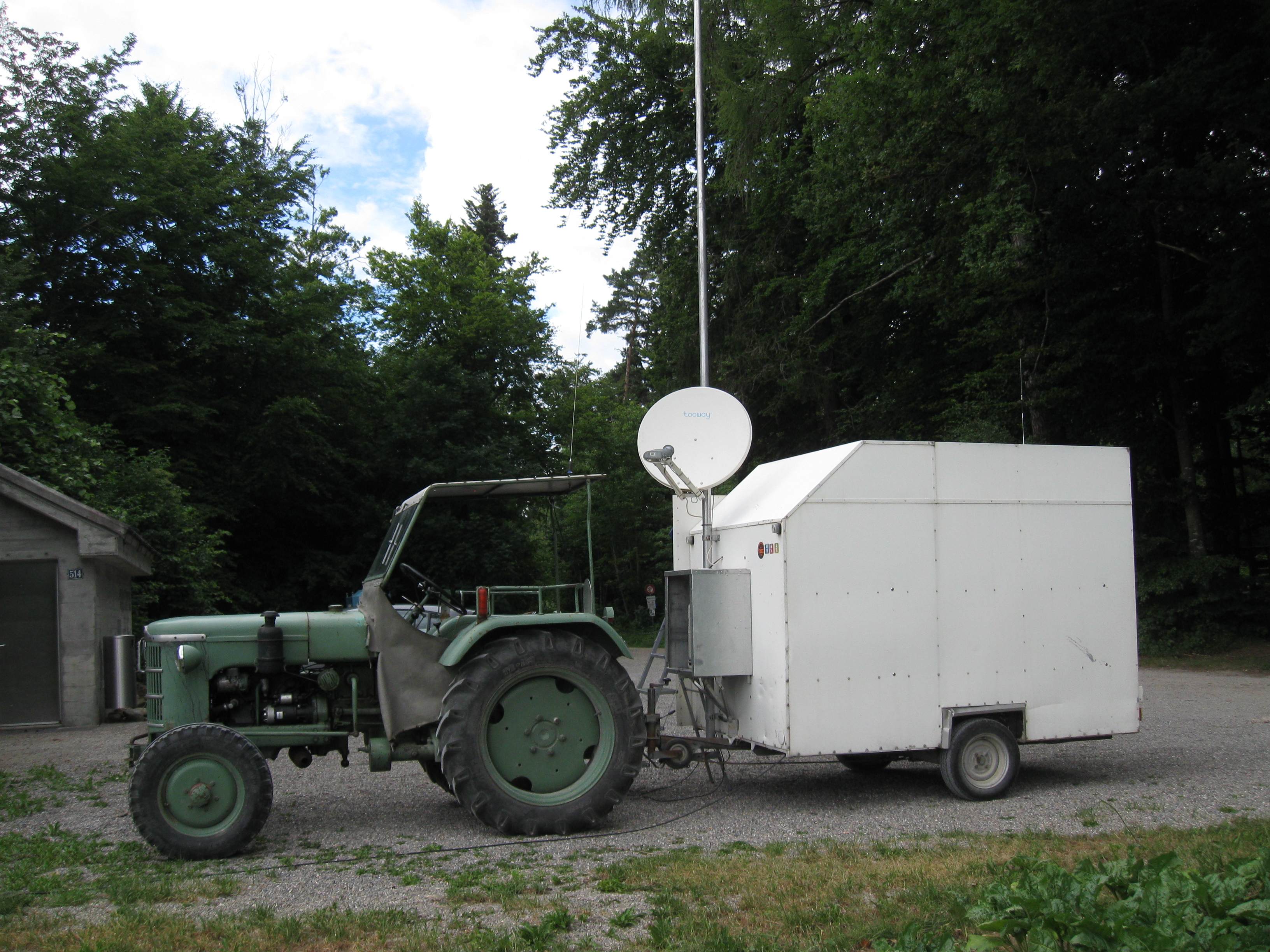 Die Tooway Satellitenschüssel am Masten des Funkanhängers