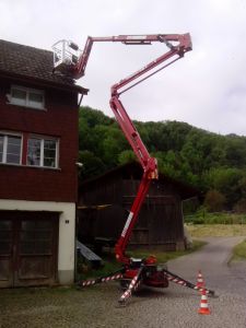 Die Hebebühne in Flaach beim 'Dachdecker'-Einsatz