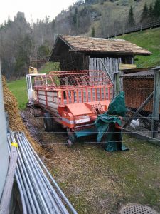 Alter Ladewagen der vom Berner-Oberland ins Unterland muss