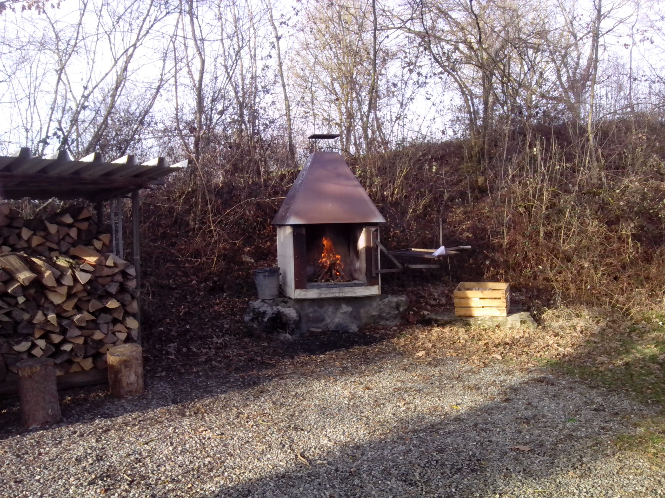 Das Feuer in der Grillstelle auf der Spornegg bei Baldingen brennt