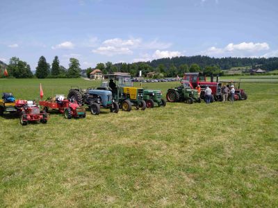 Ausstellungsfläche für Traktoren am Stationärmotorentreffen in Bowil 2023