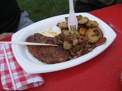 Werner's Grillmenü in Baldingen Schweinesteak, Gebratene Zwiebeln, Bratkartoffeln (von links)