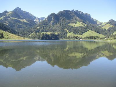 Blick über den Schwarzsee von der einen...