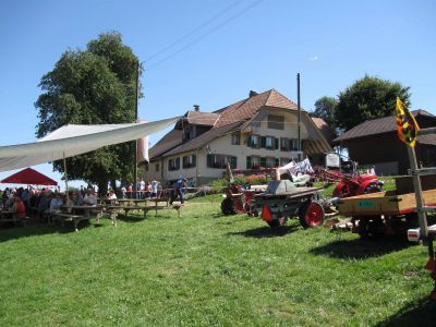 Der Hof vom Oldtimer-Traktorentreffen in Aerbolligen