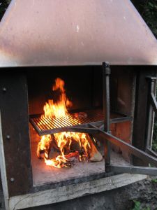 Würste bruzeln auf dem Grill