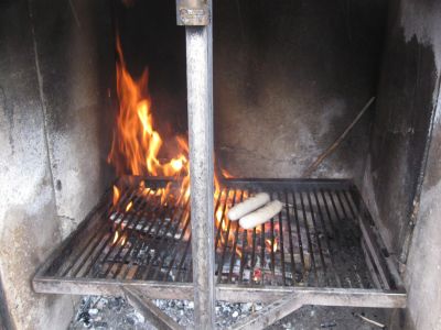 Das Feuer brennt und die Würste sind aufgelegt