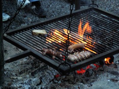 Nachmittags wird nach dem Maibummel 2006 grilliert