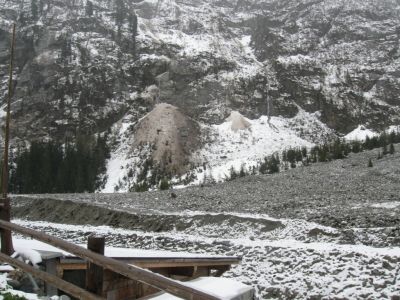 Ueberall sieht man Schneekegel an den Felswänden