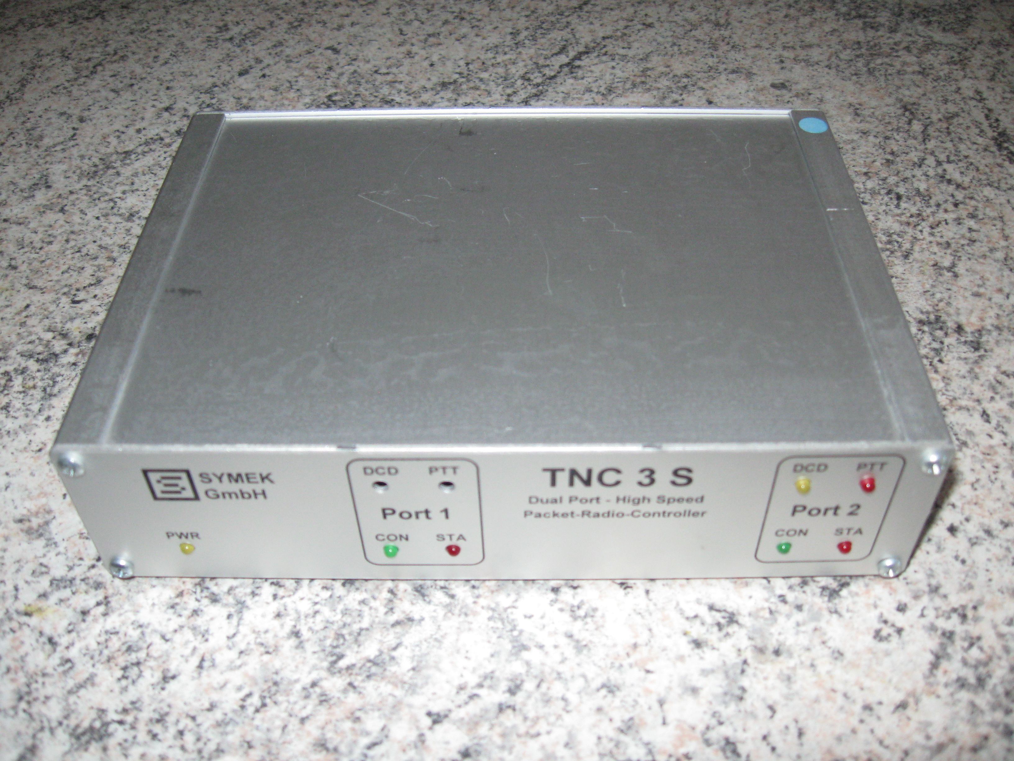 Frontansicht des TNC3S Packet-Radio-TNC von Symek mit einem eingebauten 9600 Baud Modem