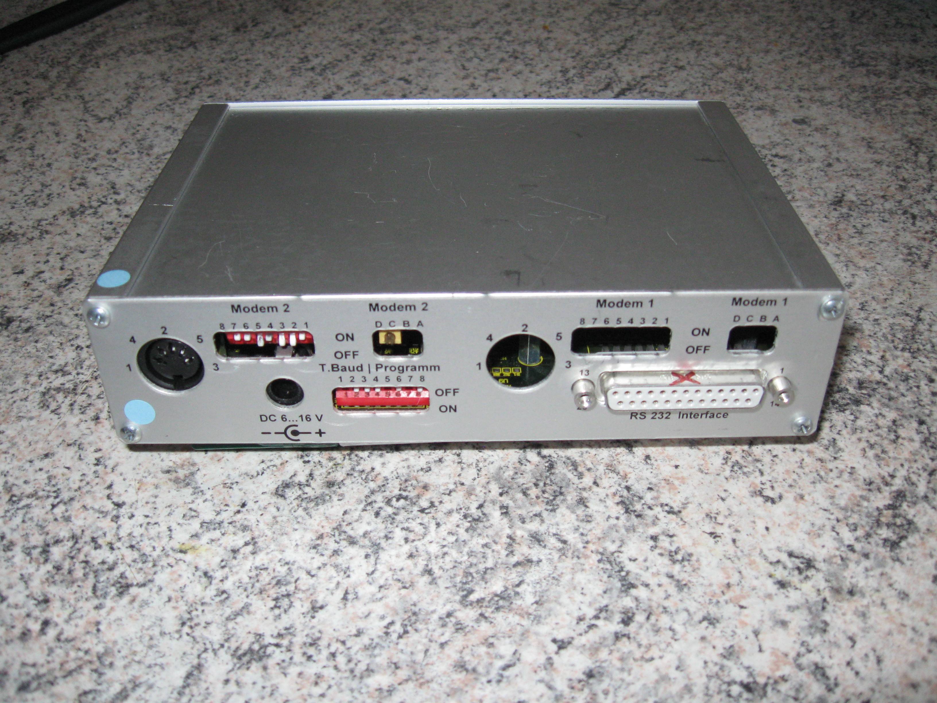 Heckansicht des TNC3S Packet-Radio-TNC von Symek mit einem eingebauten 9600 Baud Modem