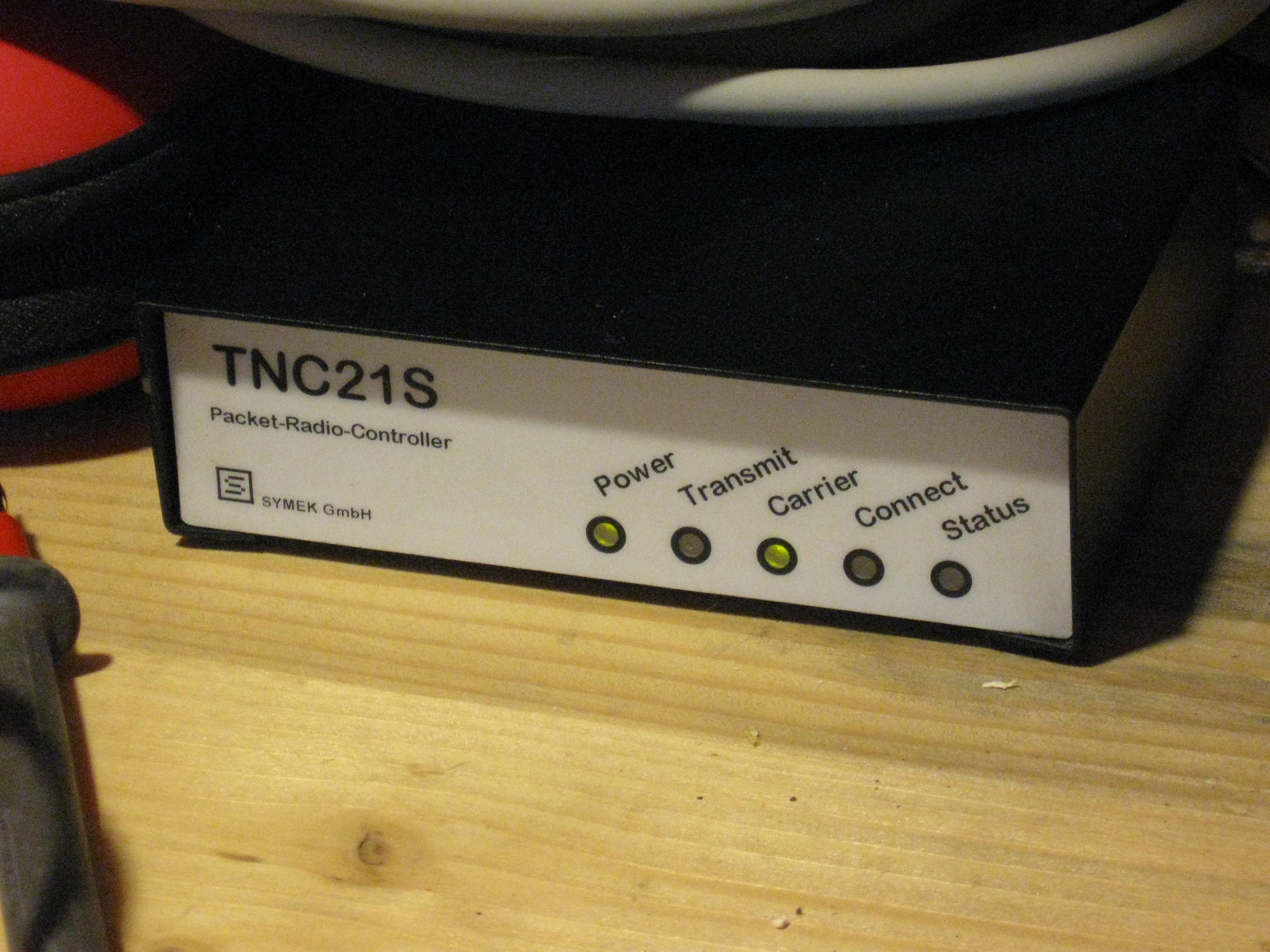 Endlich flackert die Carrier-LED beim TNC21S im mobilen Funkshak von Nepro 79
