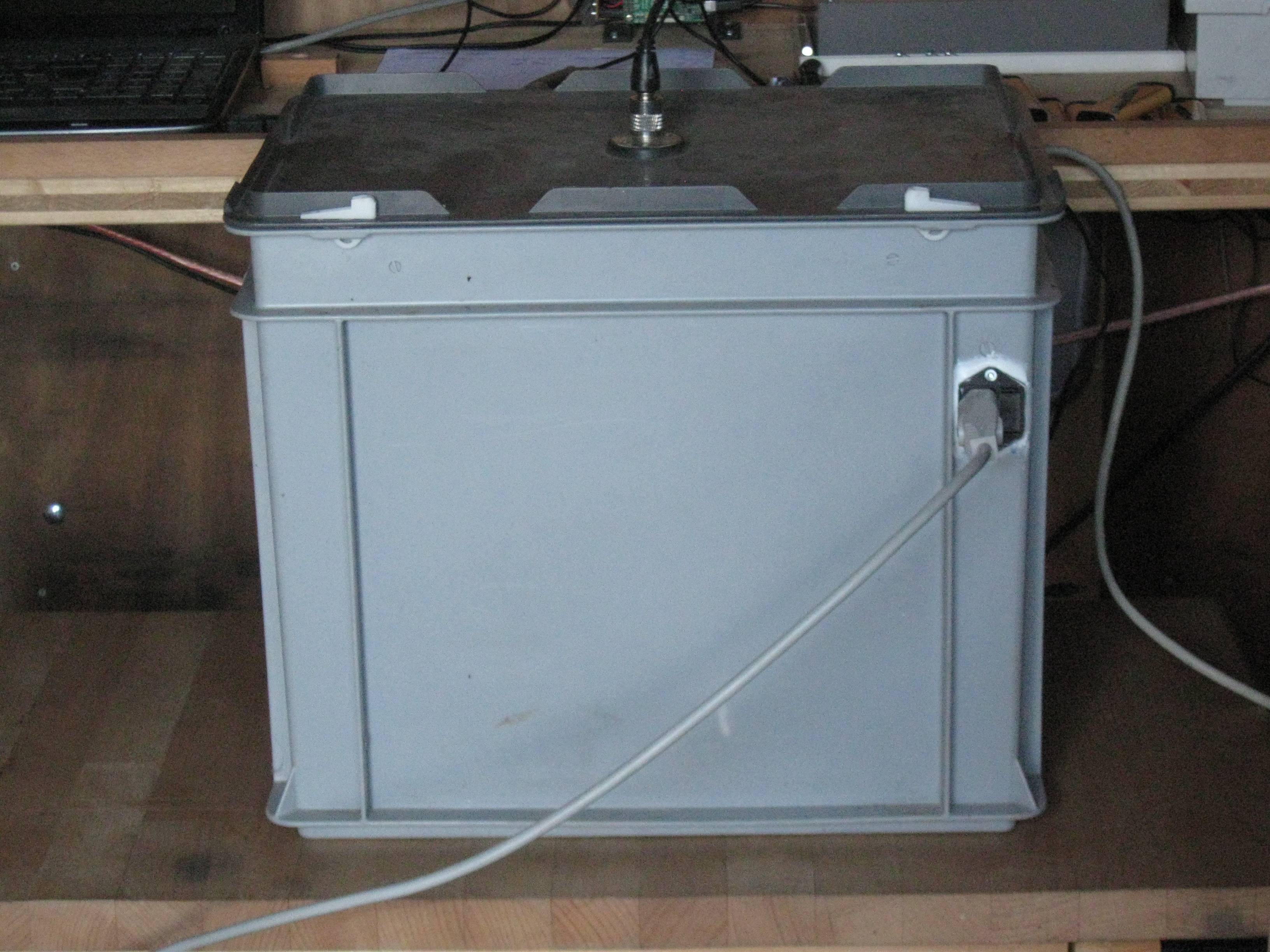 Der PiCQ Gateway mit Stromversorgung und angeschlossener Antenne