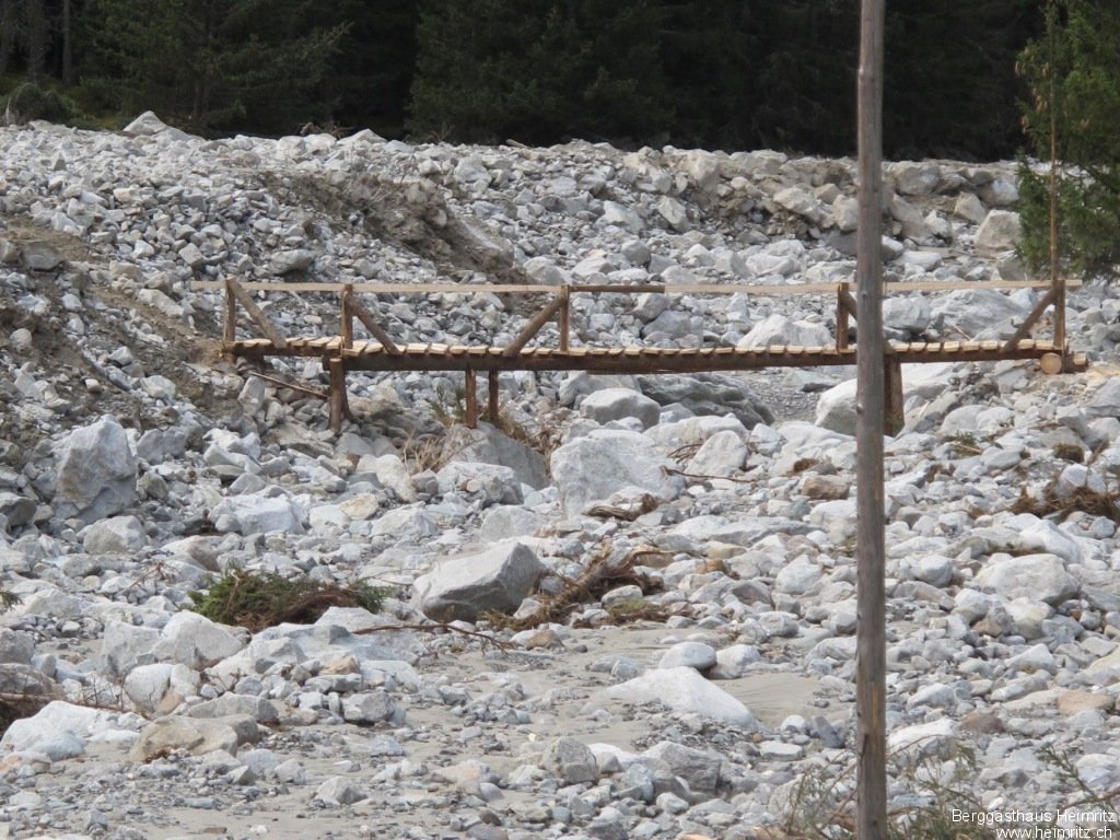 Die provisorische Brücke vom Zivilschutz erbaut